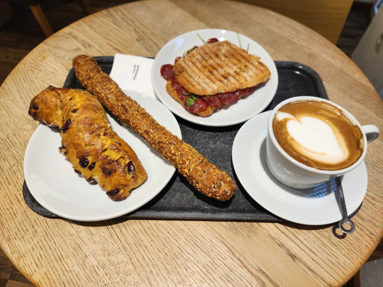 Tablett mit Cappuccino und Backwaren