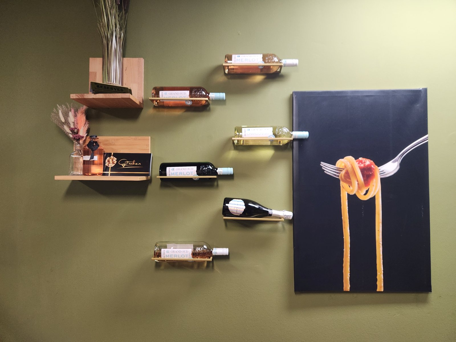 Innenwand mit Weinflaschen und Nudelbild